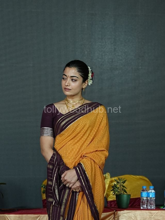 మీరు క్లాస్లో అందరికంటే తెలివైన వారు కాకపోవచ్చు లేదా అందరికంటే అందంగా ఉండకపోవచ్చు. కానీ క్రమశిక్షణ, కష్టపడే తత్వం మీలో ఉంటే మిమ్మల్ని ఎవరూ ఆపలేరు. టాలెంట్ కొంచెం తక్కువ ఉన్నా క్రమశిక్షణతో జీవితంలో అనుకున్నది సాధించవచ్చు" అని వివరించారు