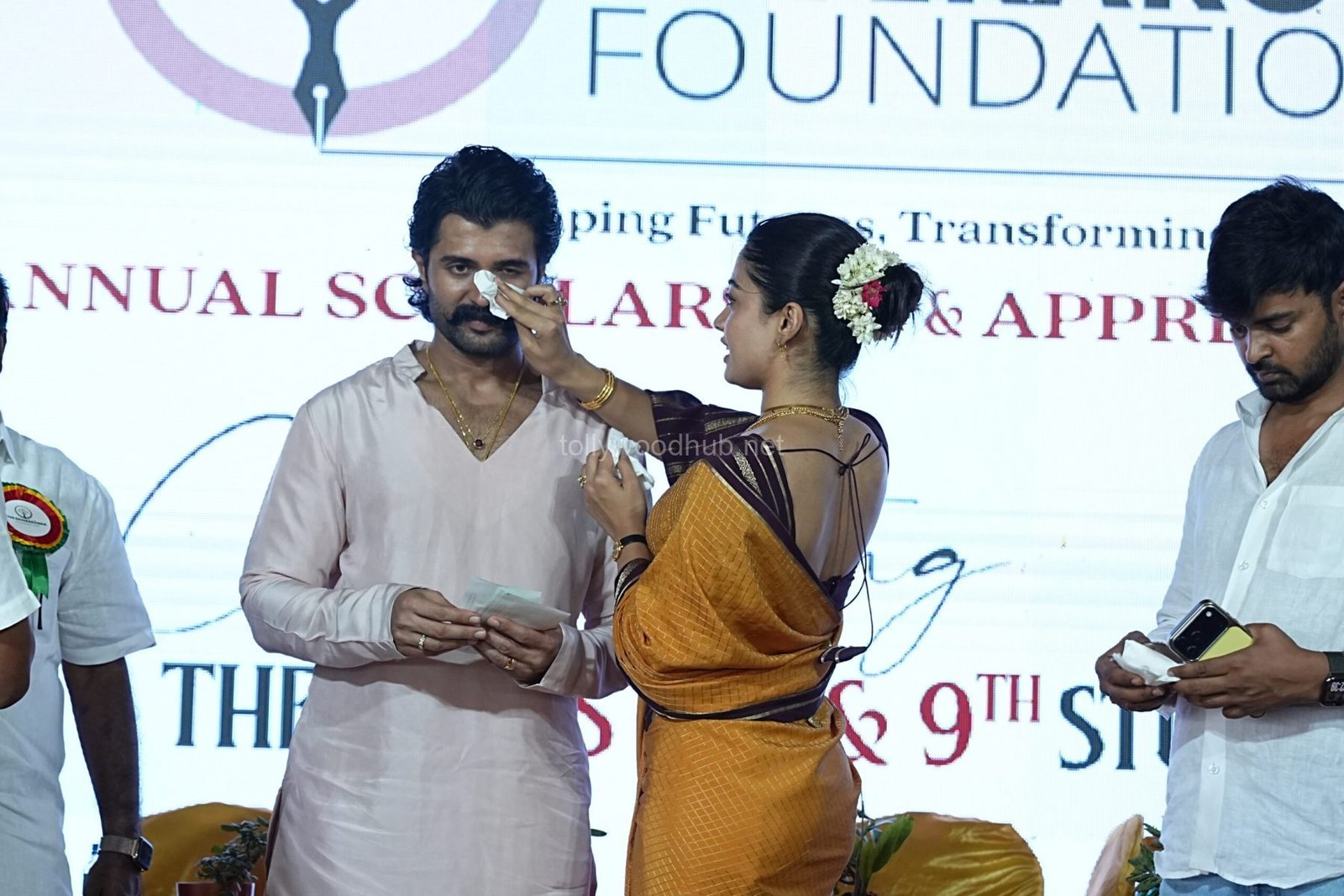 ఈ కార్యక్రమంలో విజయ్దేవరకొండ, రష్మికా మందన్నాలు స్పెషల్ ఏట్రాక్షన్గా నిలిచారు.