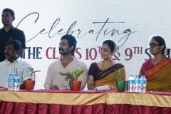 స్కూల్స్‌లో తాను, రష్మిక పెద్దగా చుదువుకున్నవాళ్లం ఏమీ కాదని చెప్పారు.