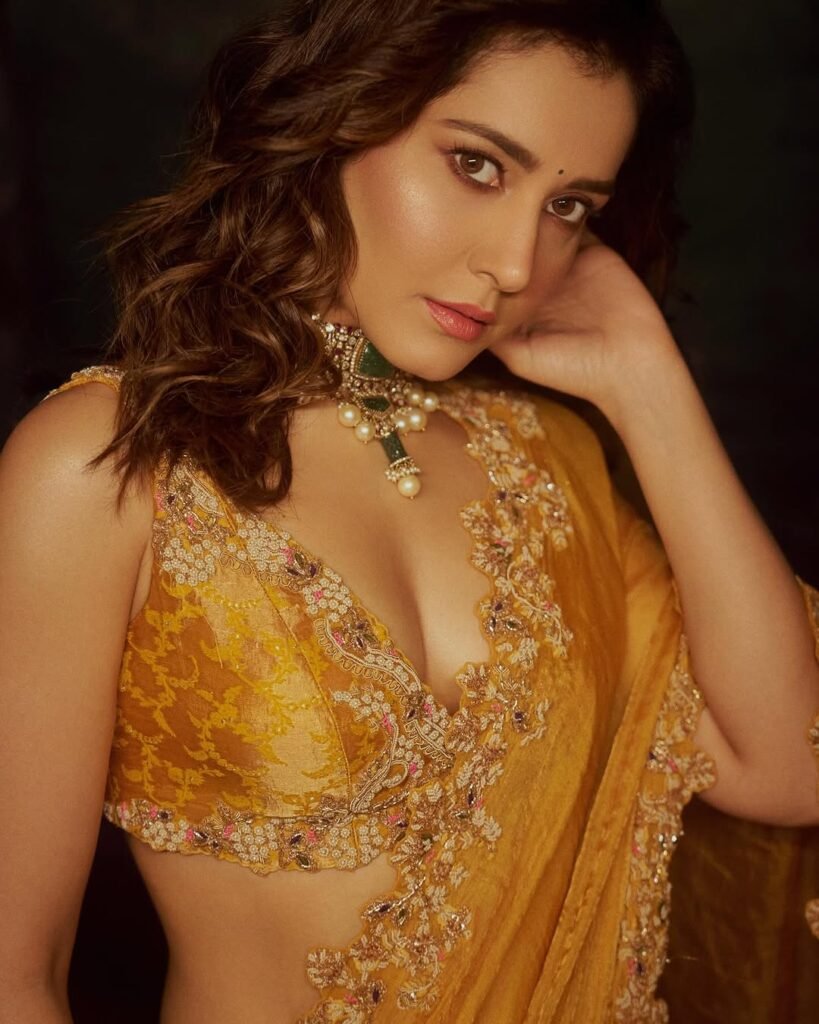 Heroine RaashiiKhanna 