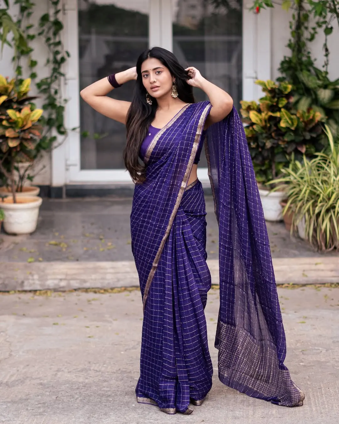 Raashi Singh Shows her Beauty in Saree
