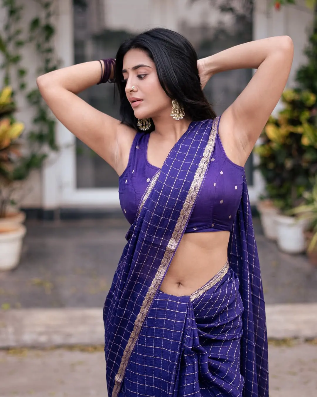Raashi Singh Shows her Beauty in Saree