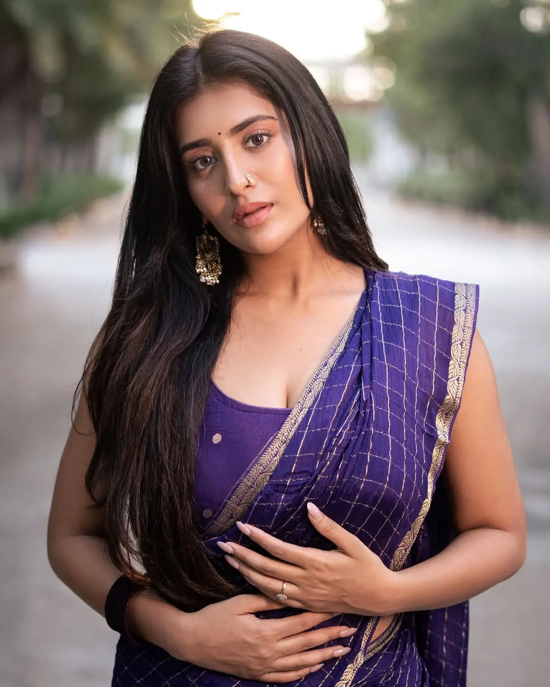 Raashi Singh Shows her Beauty in Saree