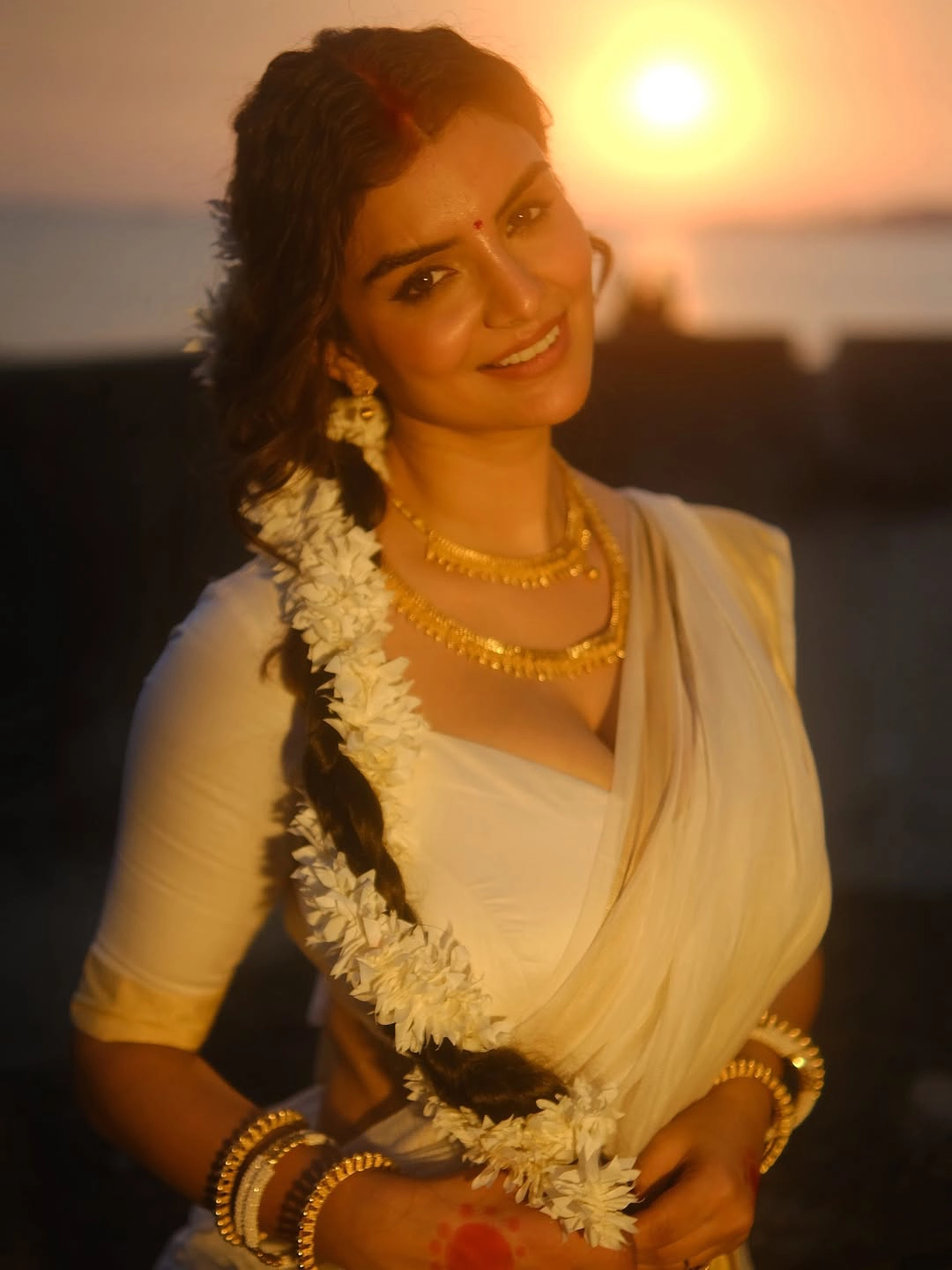 Anveshi Jain Stunning Looks in Saree