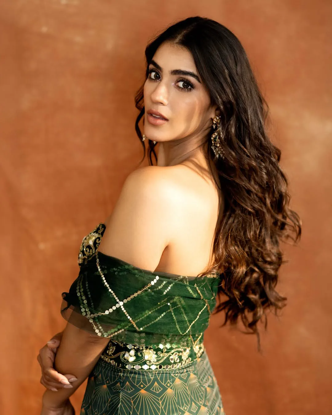 Kavya Thapar Shows her Beauty