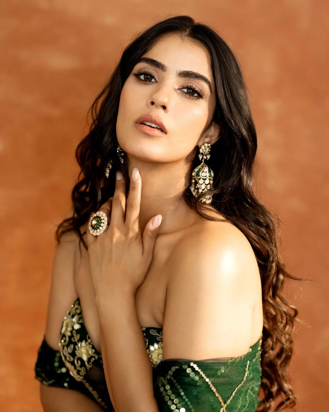 Kavya Thapar Shows her Beauty