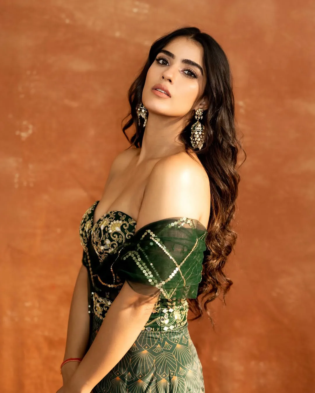Kavya Thapar Shows her Beauty