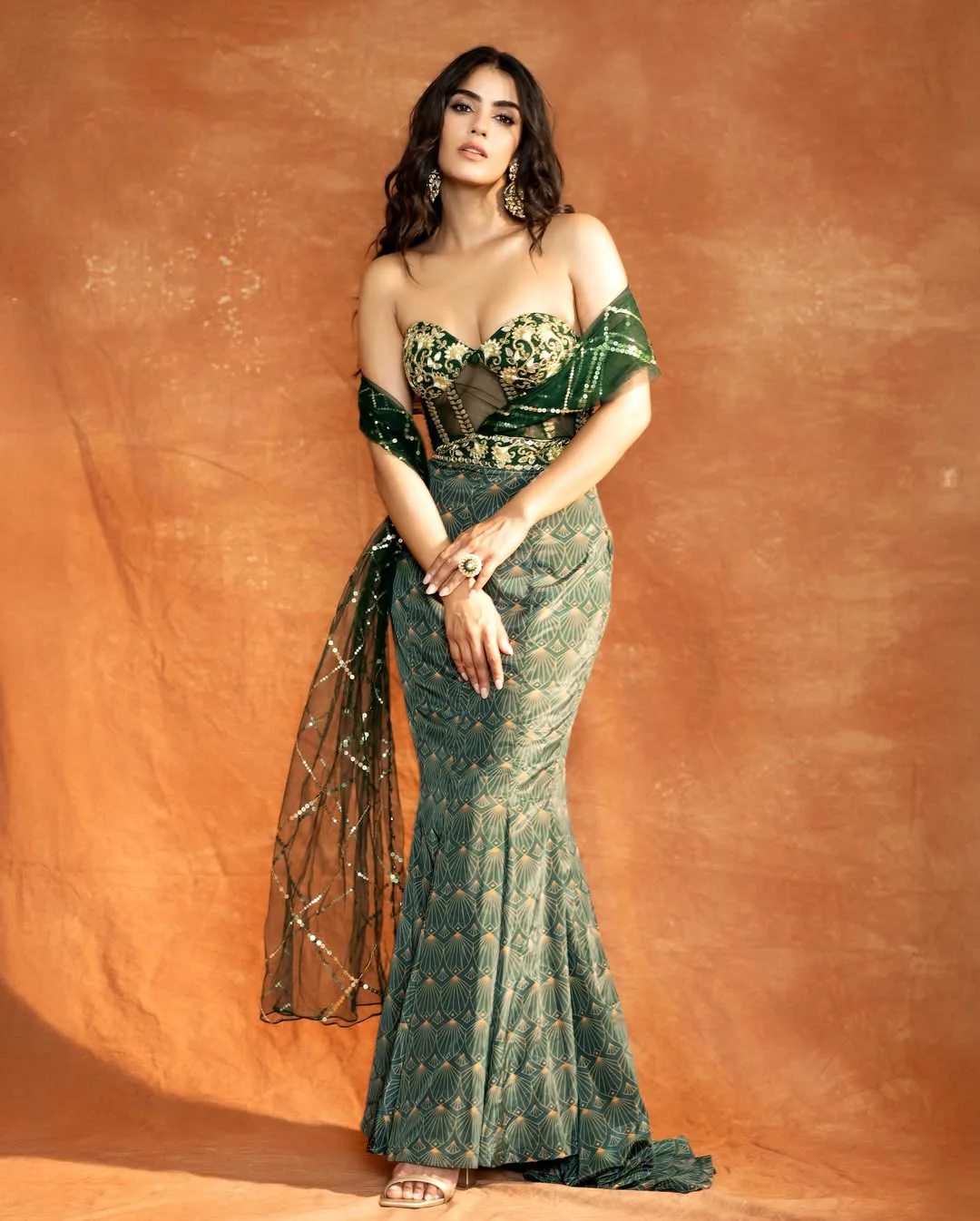 Kavya Thapar Shows her Beauty