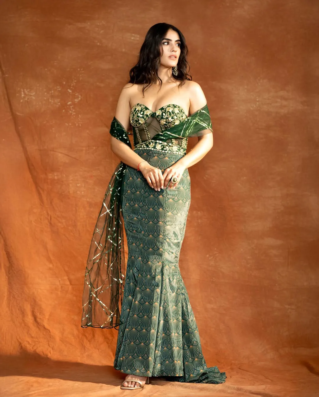 Kavya Thapar Shows her Beauty