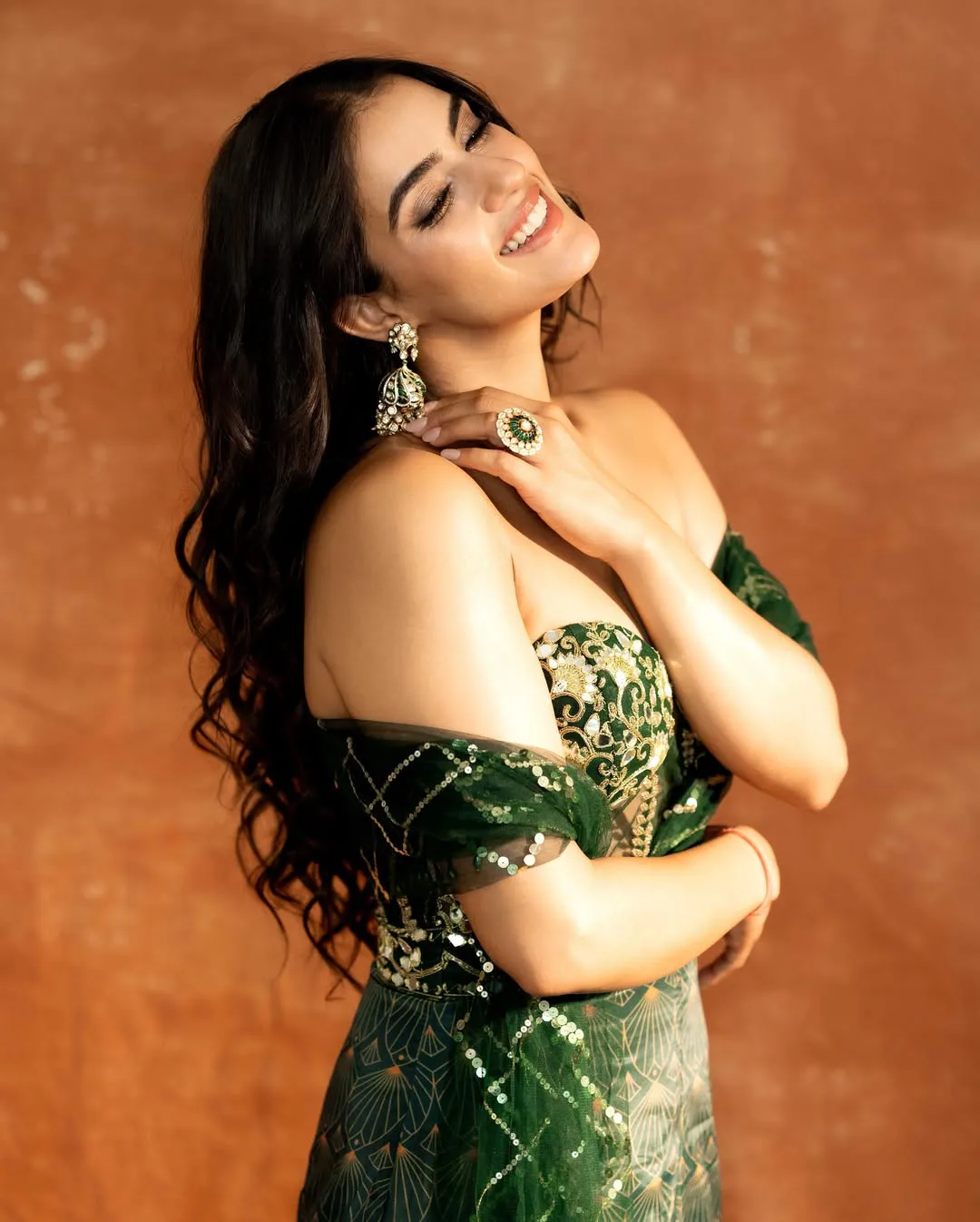 Kavya Thapar Shows her Beauty