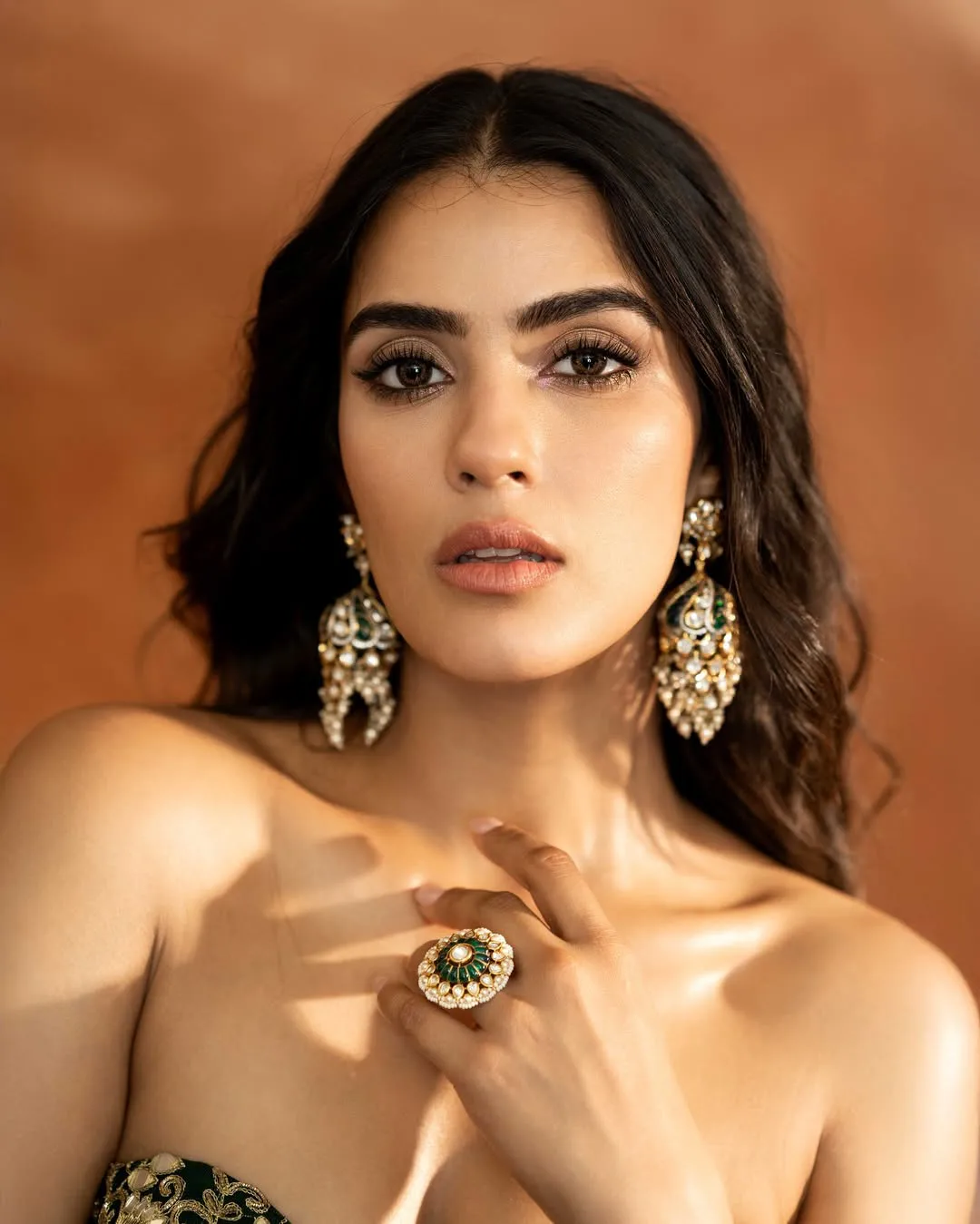 Kavya Thapar Shows her Beauty