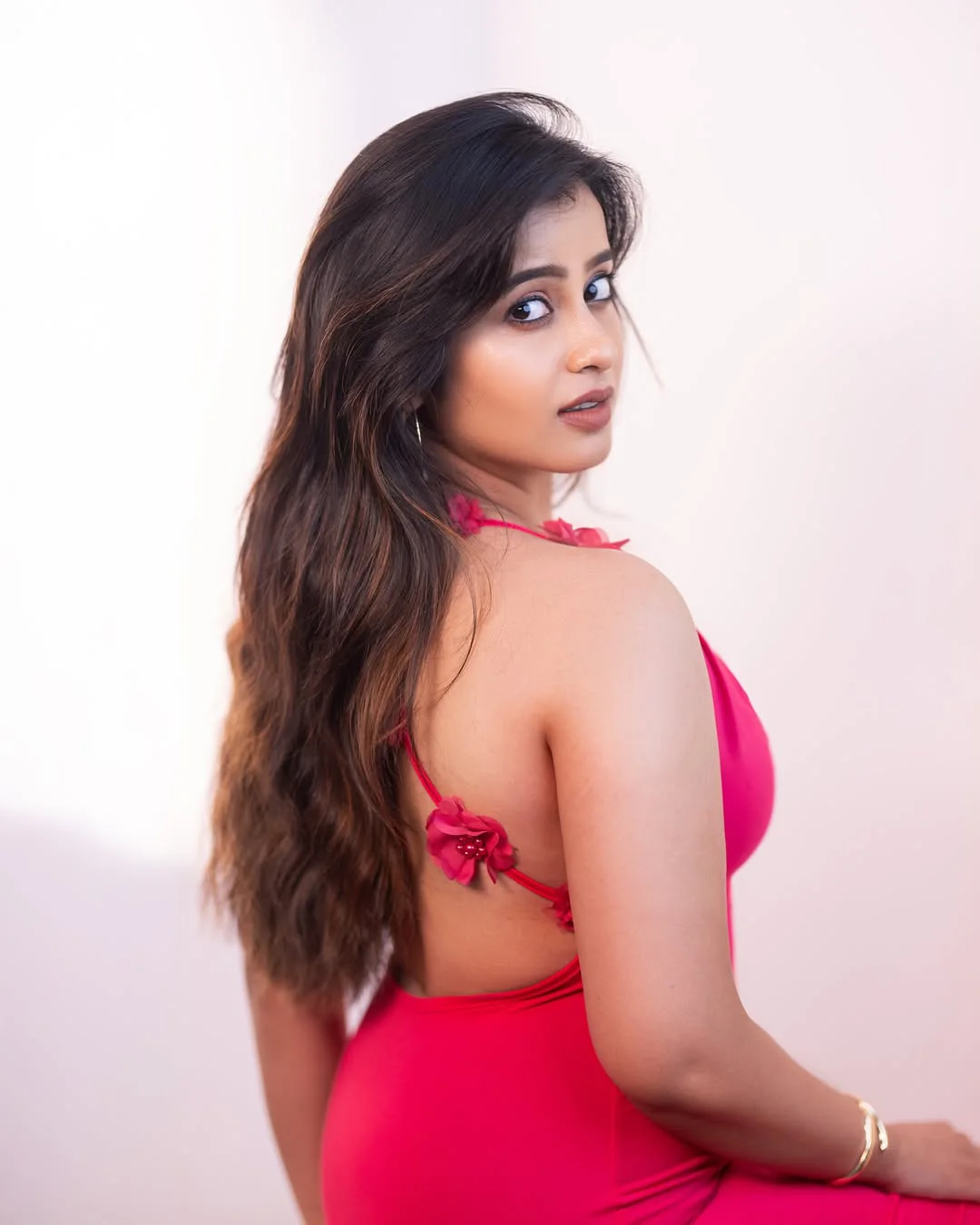 Sheetal Gauthaman Shows her Beauty in Tight fit Dress