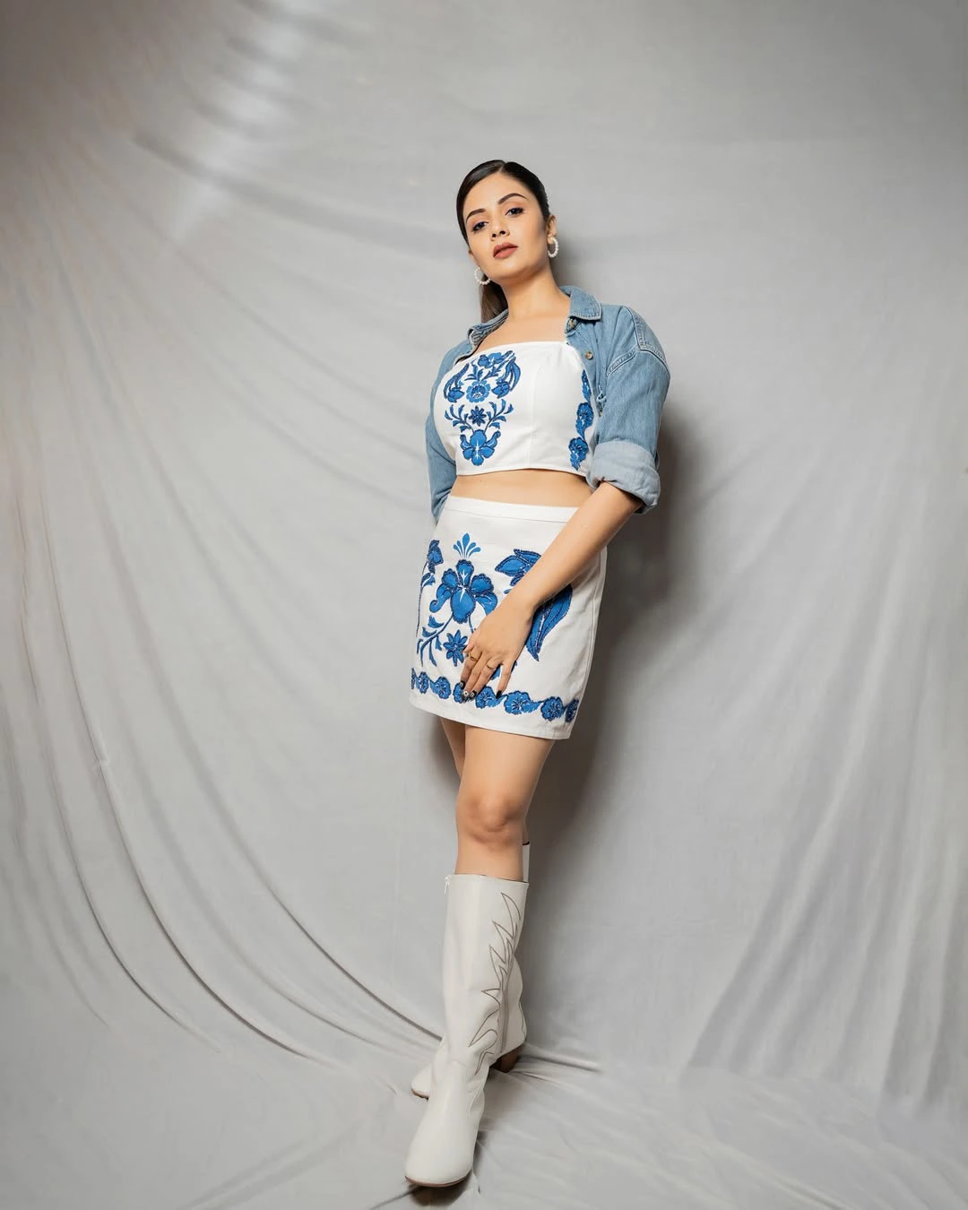 Anchor Sreemukhi Special Looks in Short Skirt