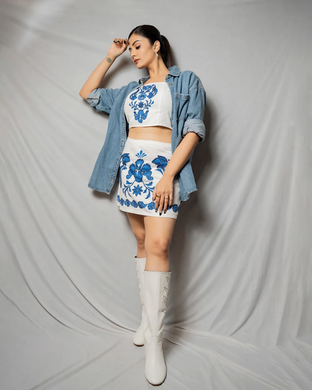 Anchor Sreemukhi Special Looks in Short Skirt