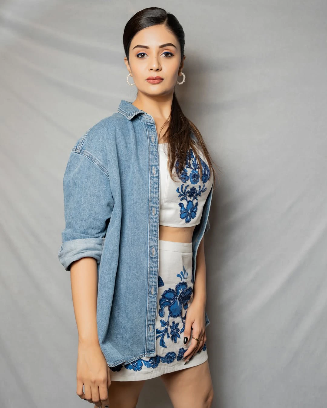 Anchor Sreemukhi Special Looks in Short Skirt
