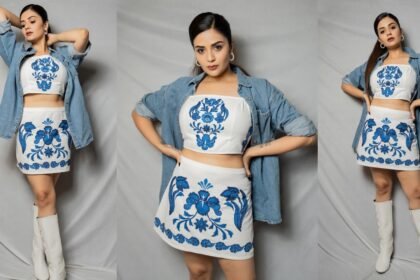 Anchor Sreemukhi Special Looks in Short Skirt