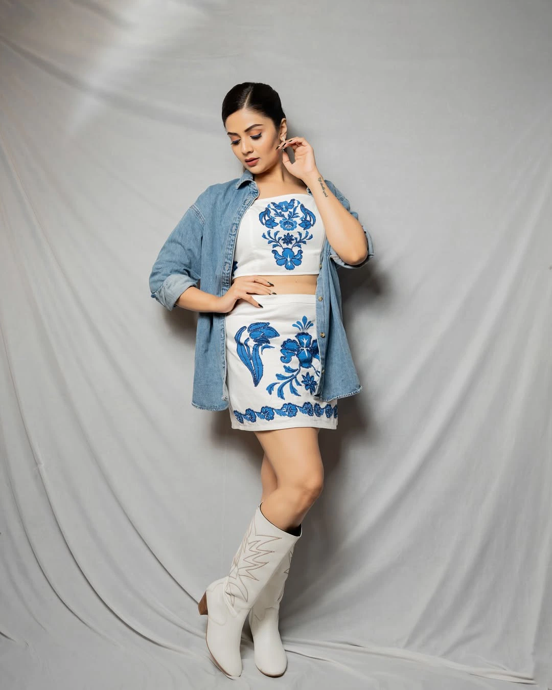 Anchor Sreemukhi Special Looks in Short Skirt