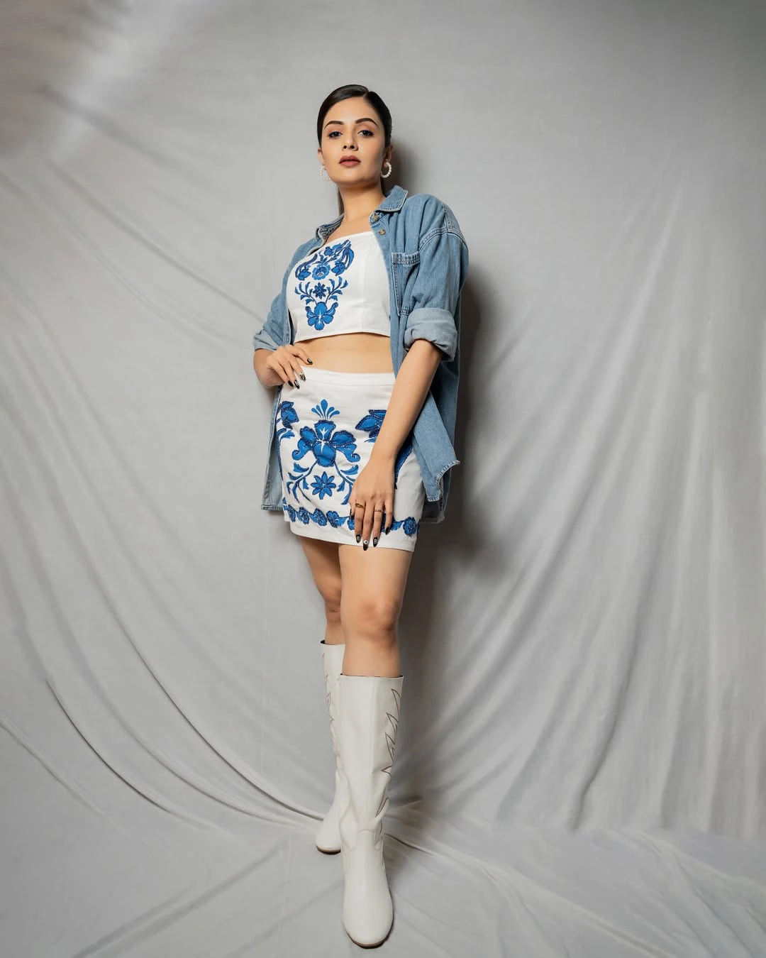 Anchor Sreemukhi Special Looks in Short Skirt