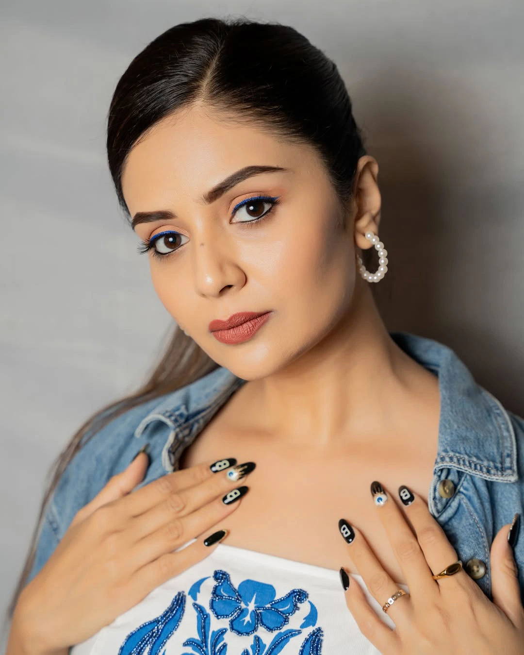 Anchor Sreemukhi Special Looks in Short Skirt