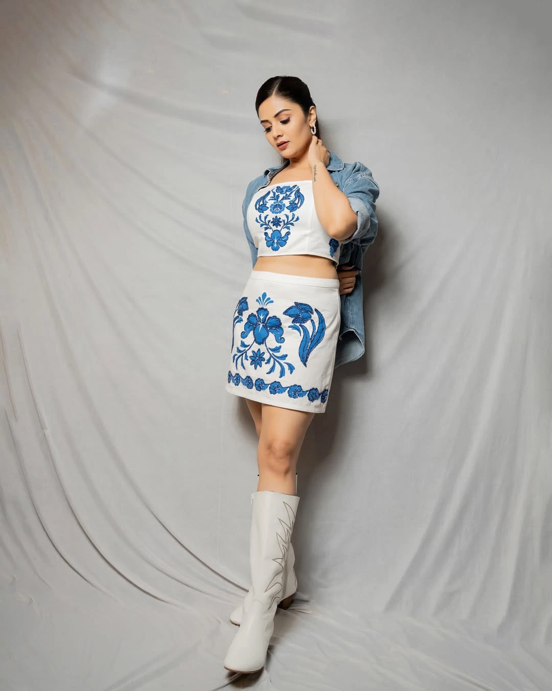Anchor Sreemukhi Special Looks in Short Skirt
