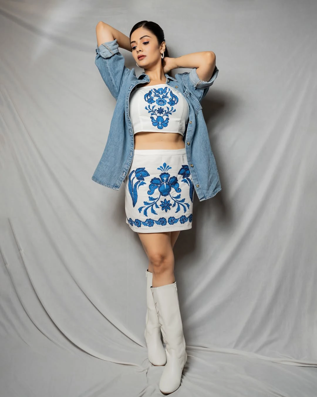 Anchor Sreemukhi Special Looks in Short Skirt