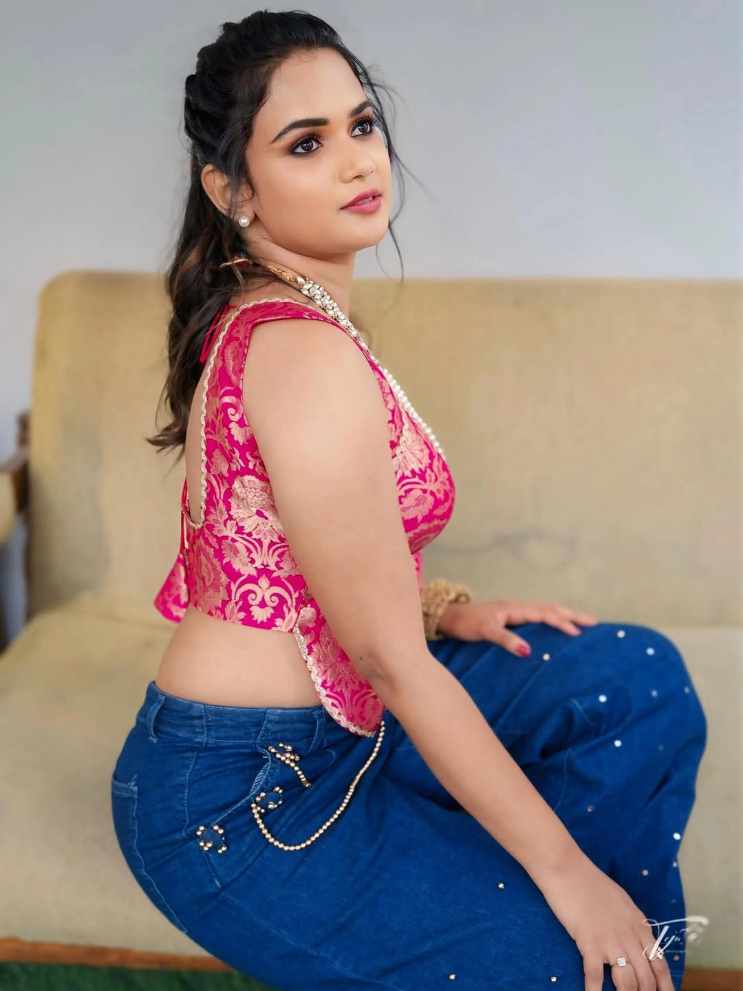 Ariyana Glory Shows her Beauity in Variety Dress