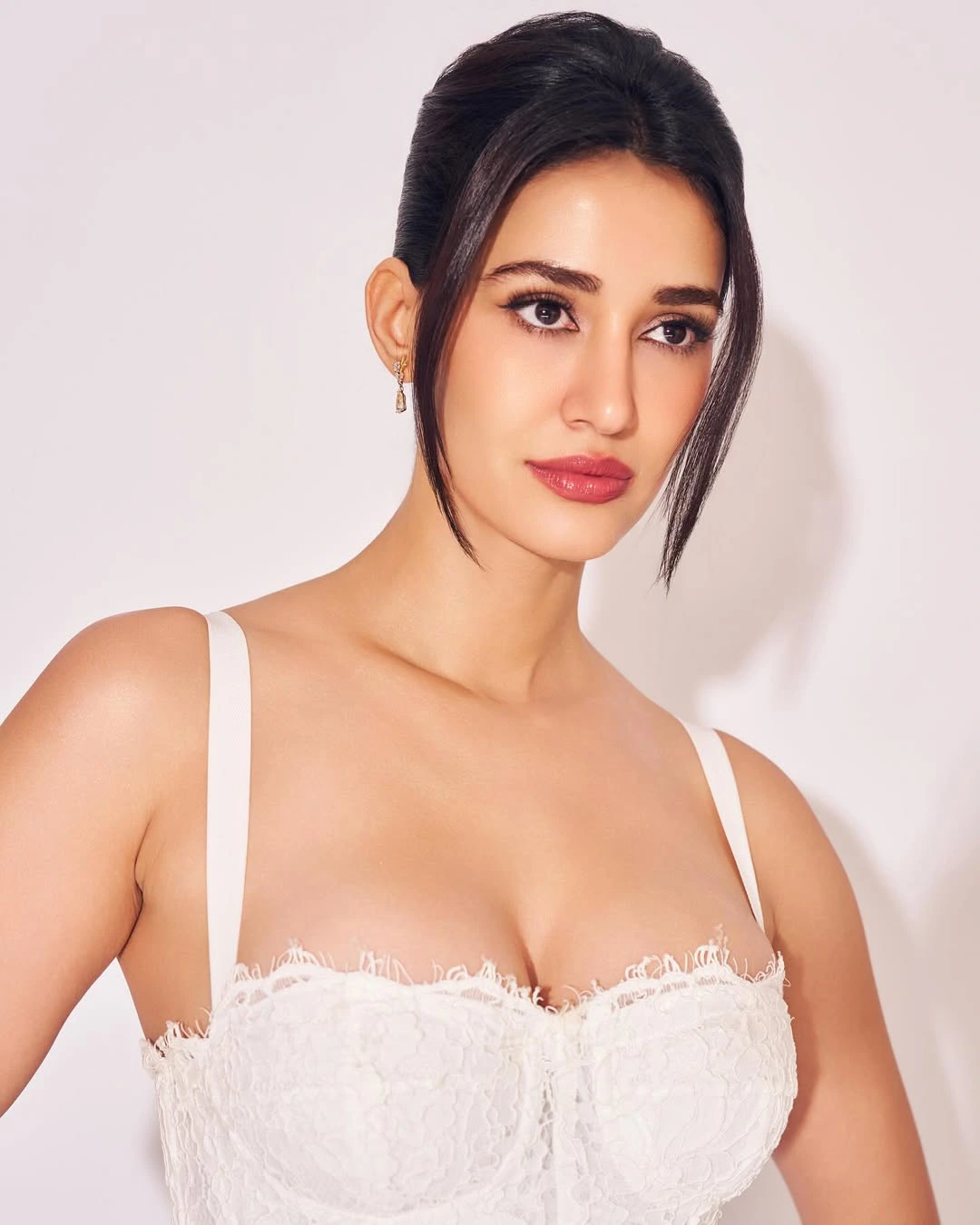 Disha Patani Shows her Beauty in White Dress