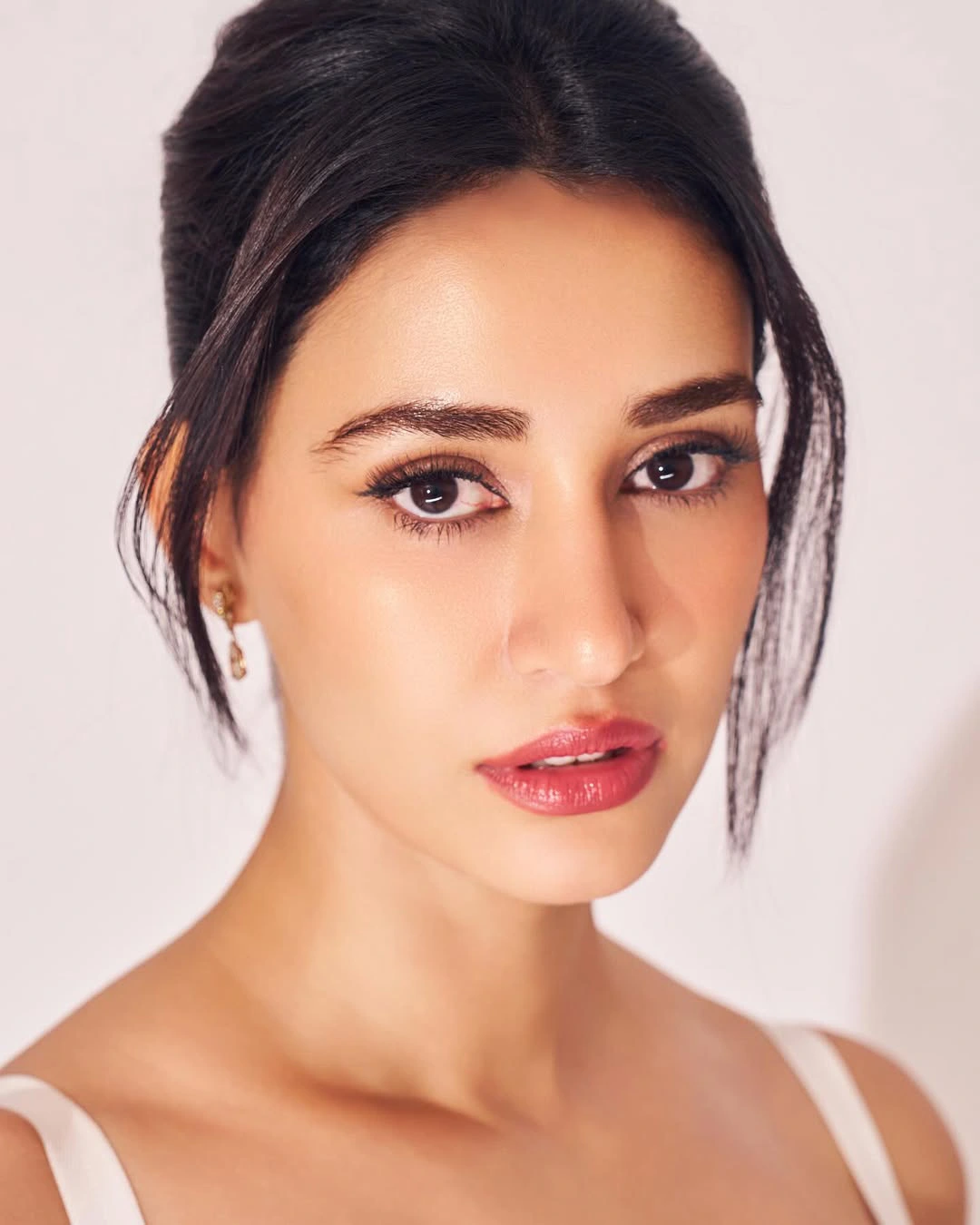 Disha Patani Shows her Beauty in White Dress
