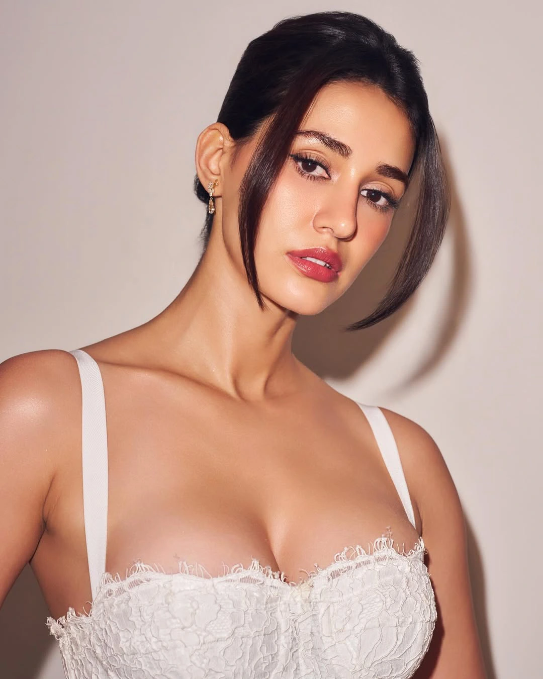 Disha Patani Shows her Beauty in White Dress