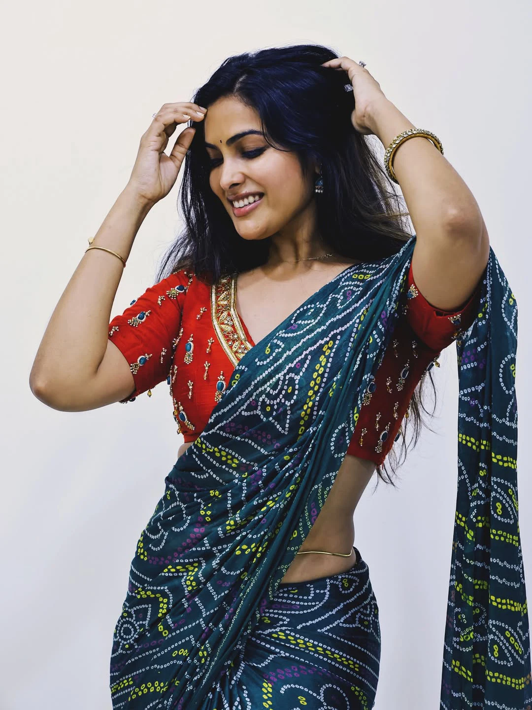 Divi Vadthya Shines in Saree