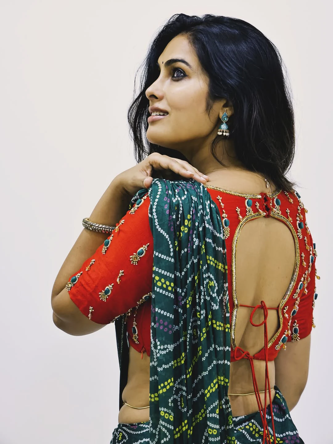 Divi Vadthya Shines in Saree