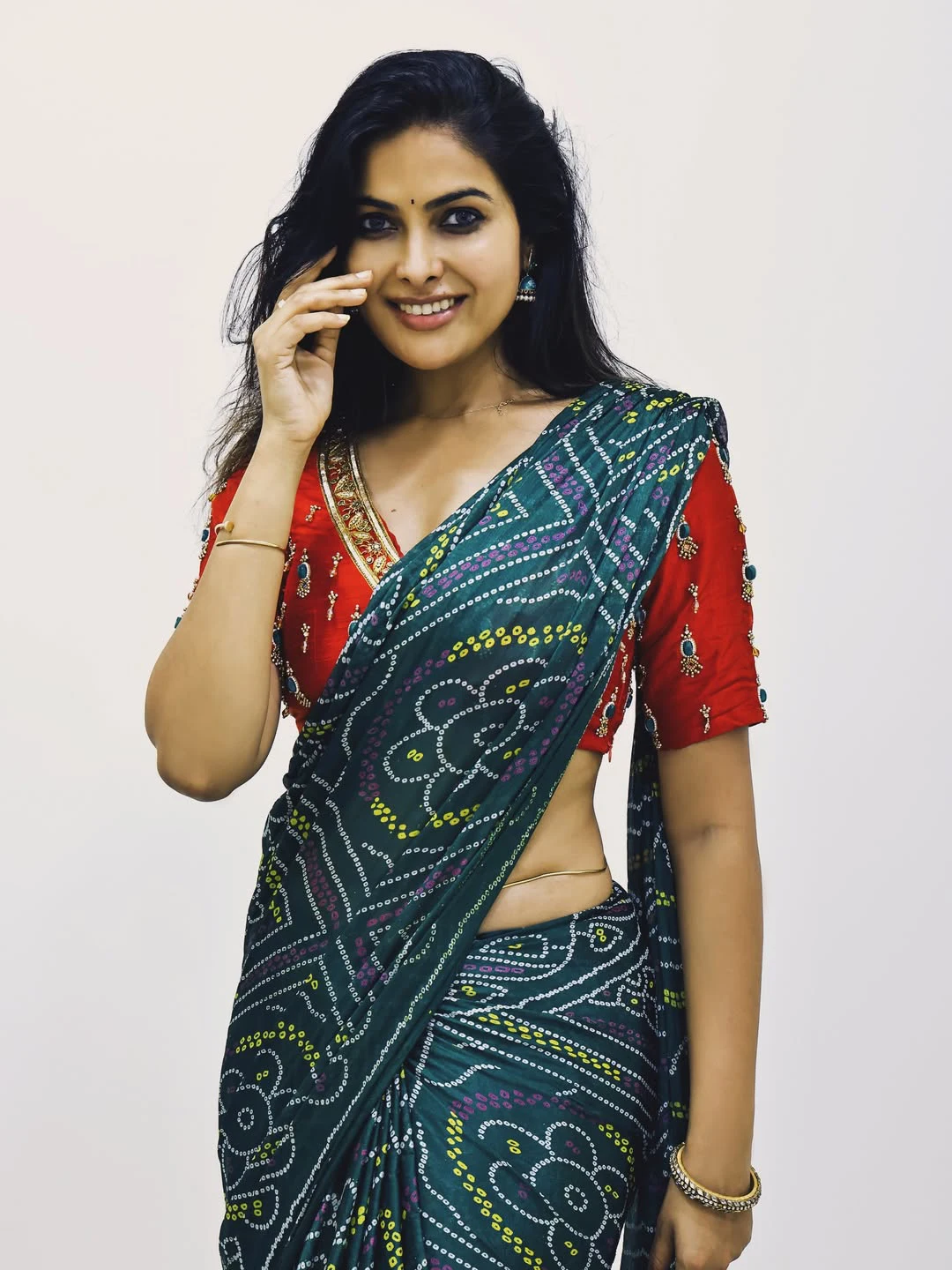 Divi Vadthya Shines in Saree