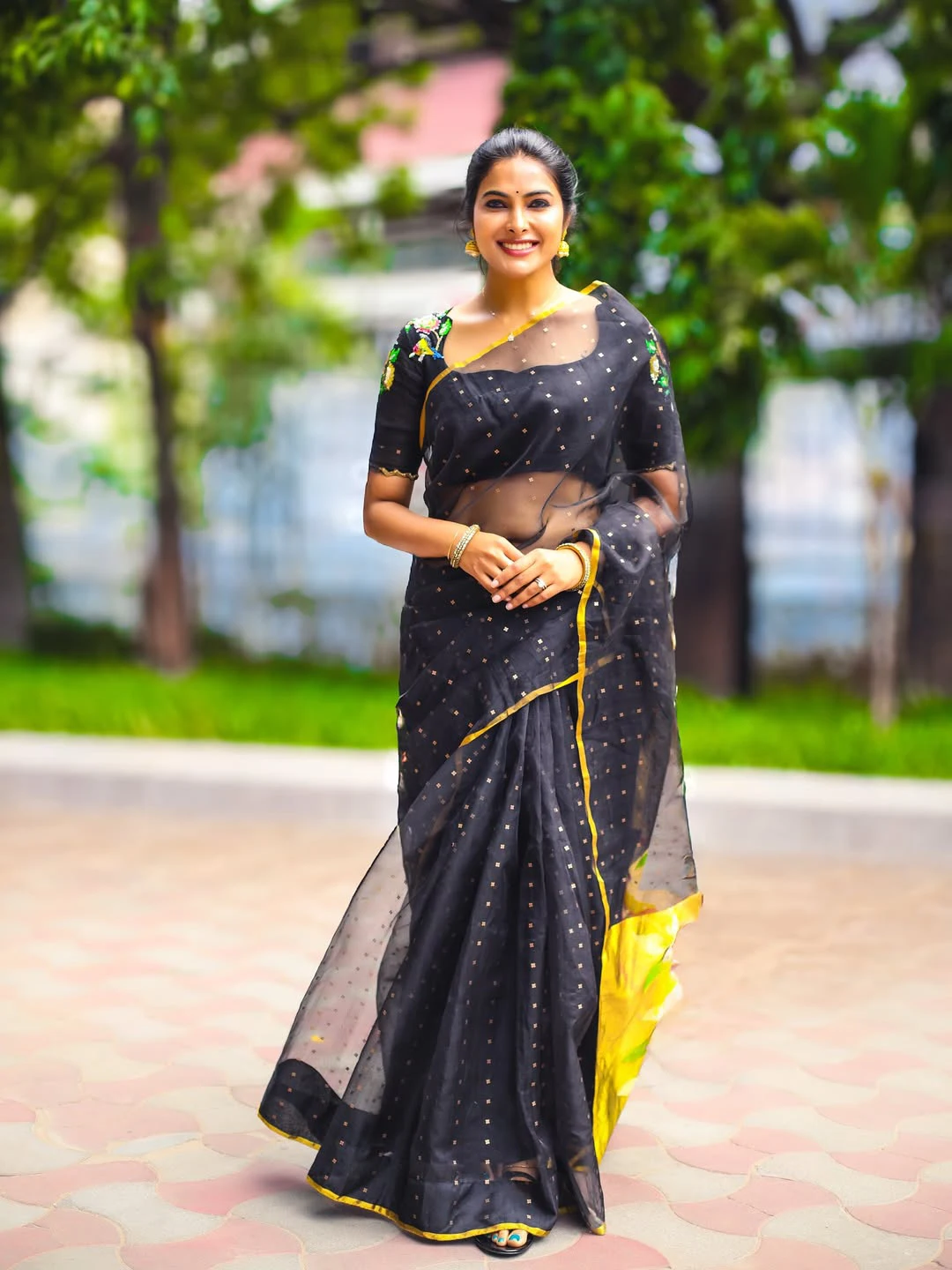 Divi Vadthya Shines in Saree