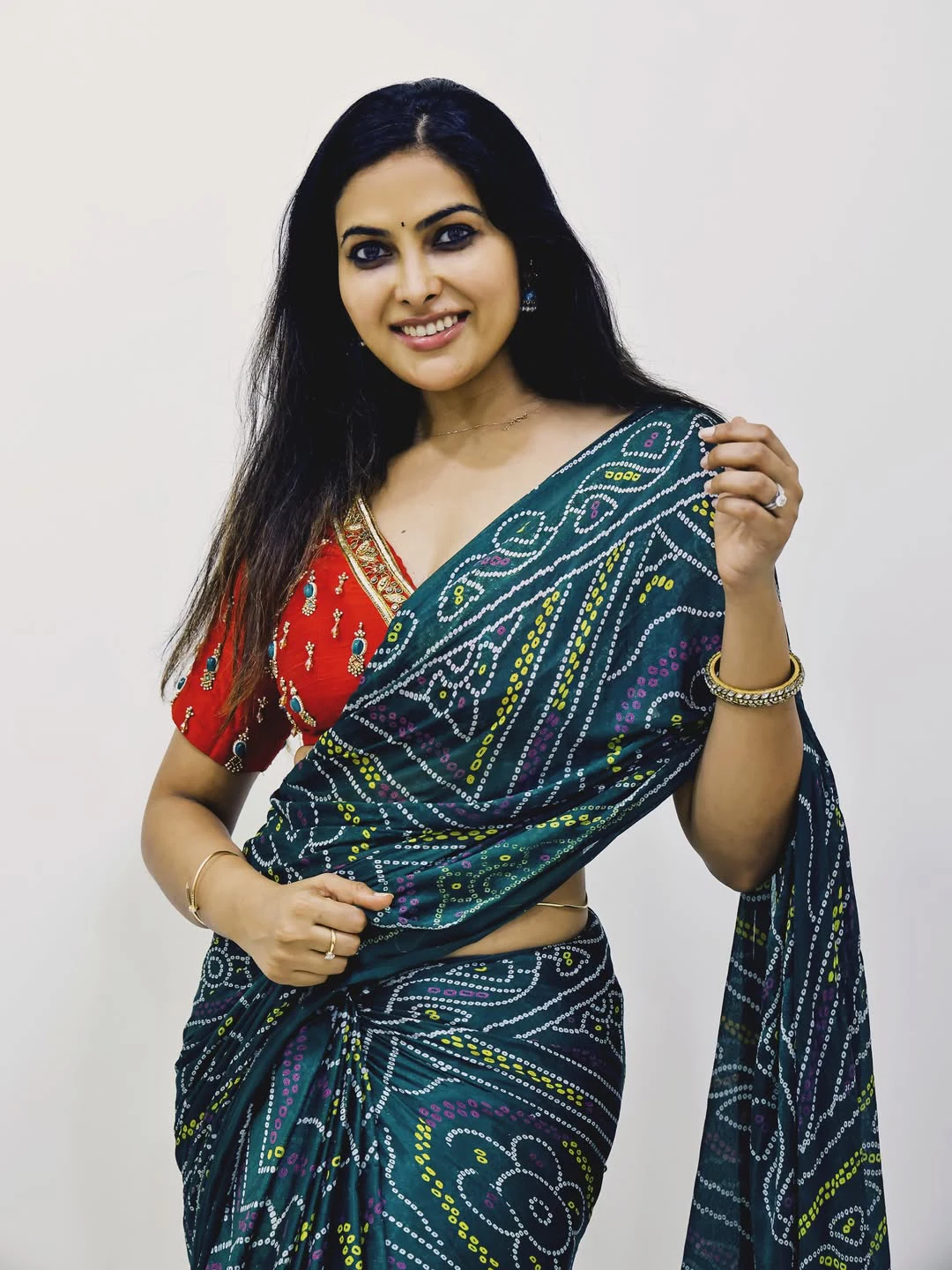 Divi Vadthya Shines in Saree