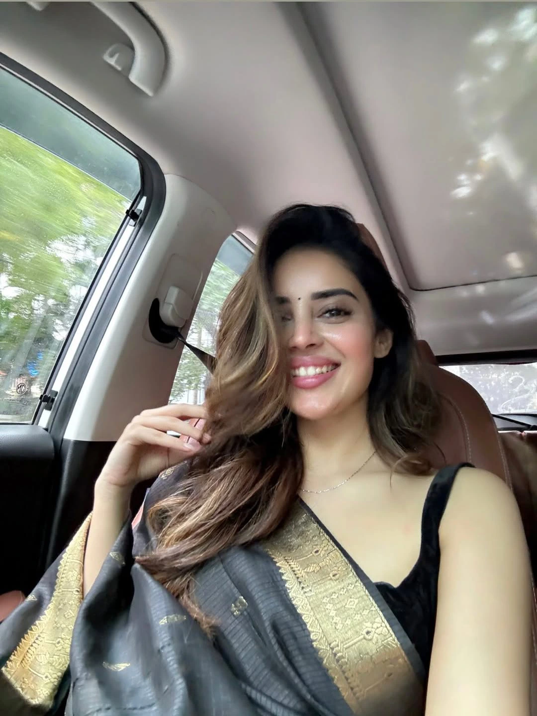 Kushitha Kallapu Cute Selfies in Saree