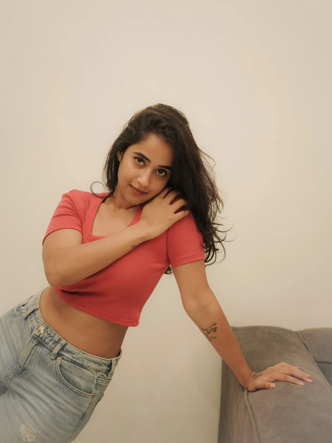 Deepthi Sunaina Shows Her Beauty