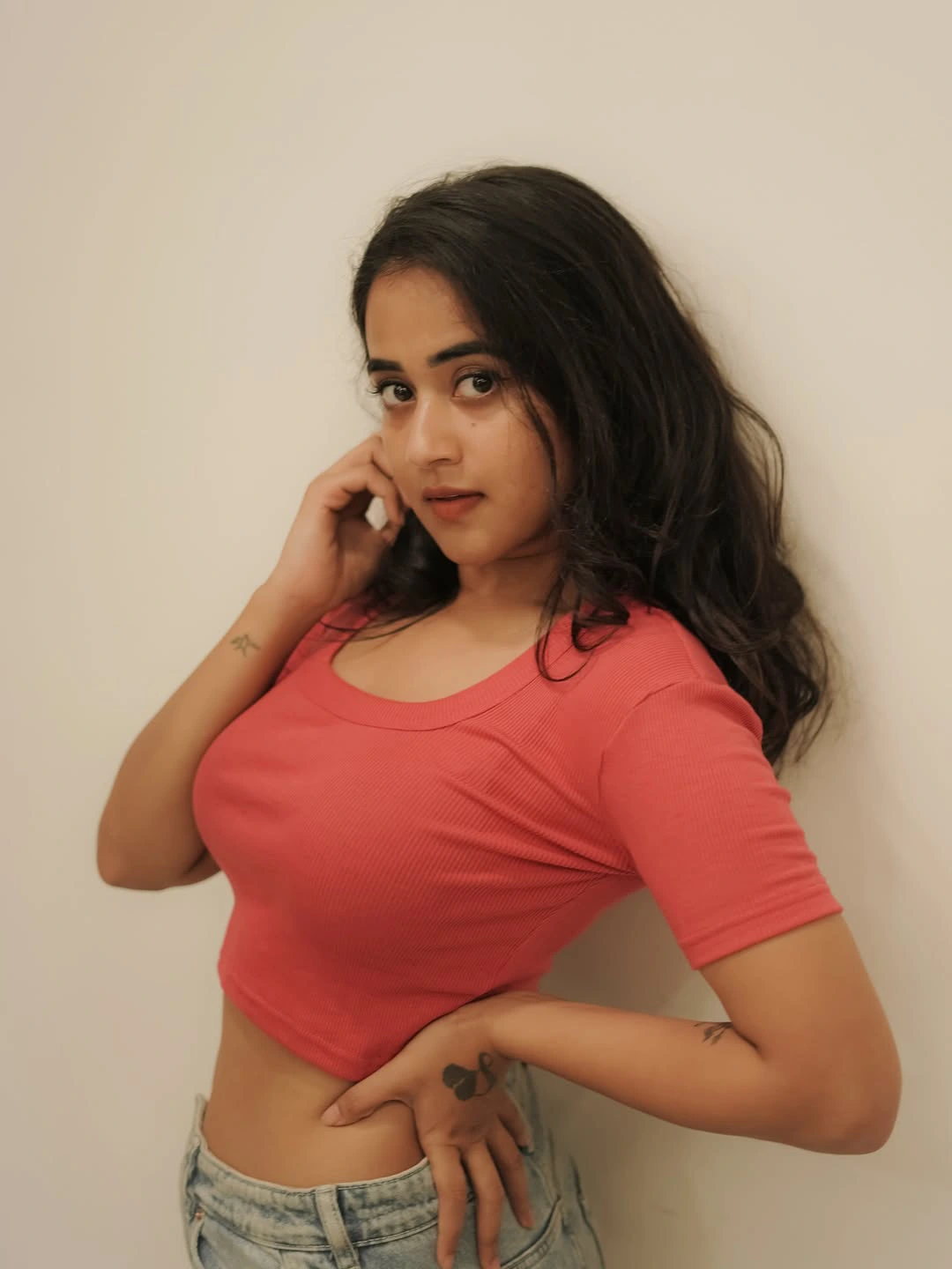 Deepthi Sunaina Shows Her Beauty