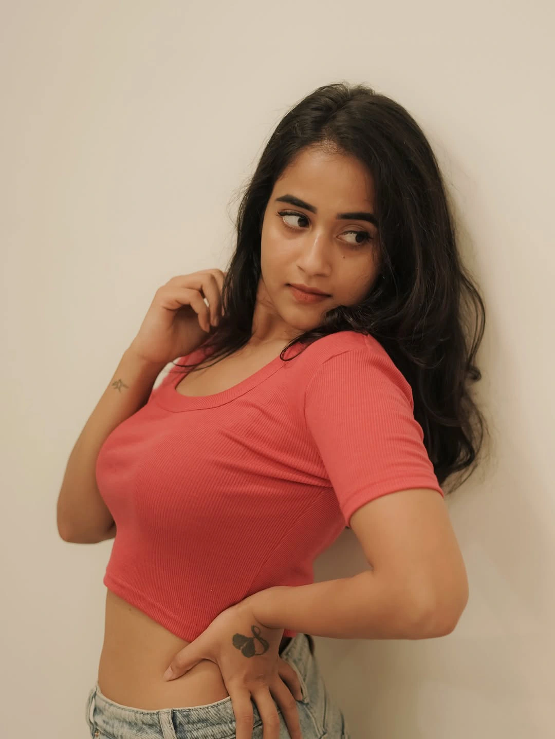 Deepthi Sunaina Shows Her Beauty