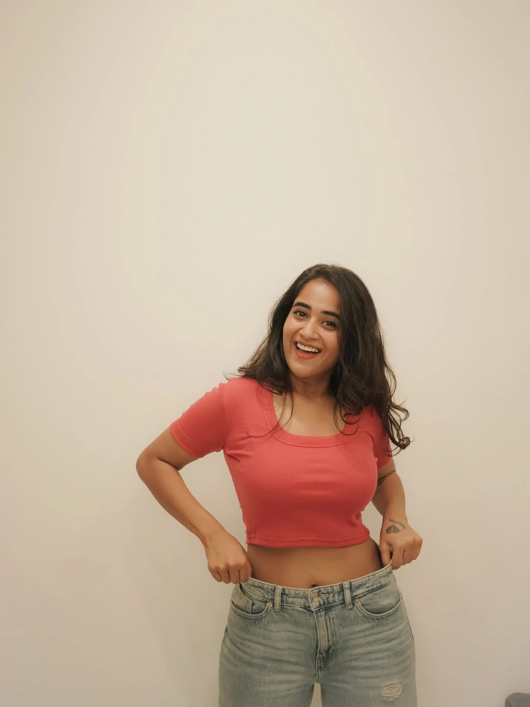 Deepthi Sunaina Shows Her Beauty