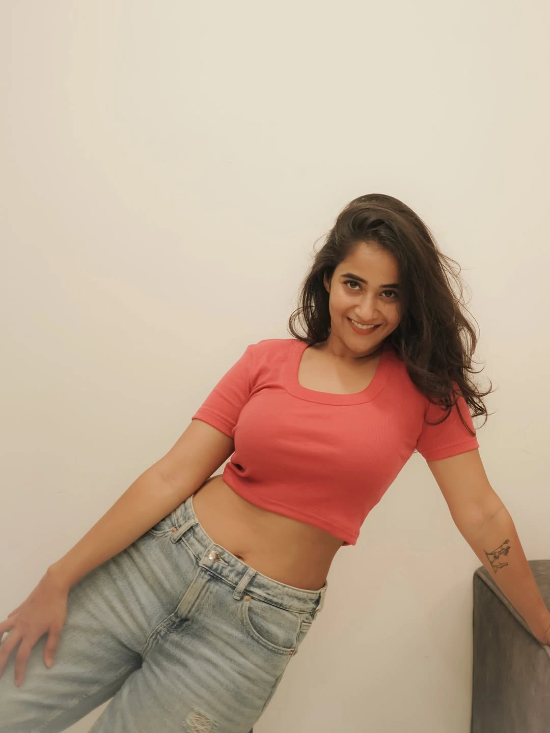 Deepthi Sunaina Shows Her Beauty