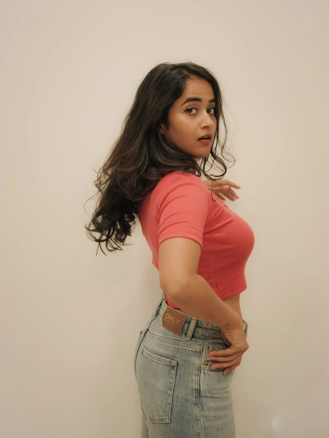 Deepthi Sunaina Shows Her Beauty