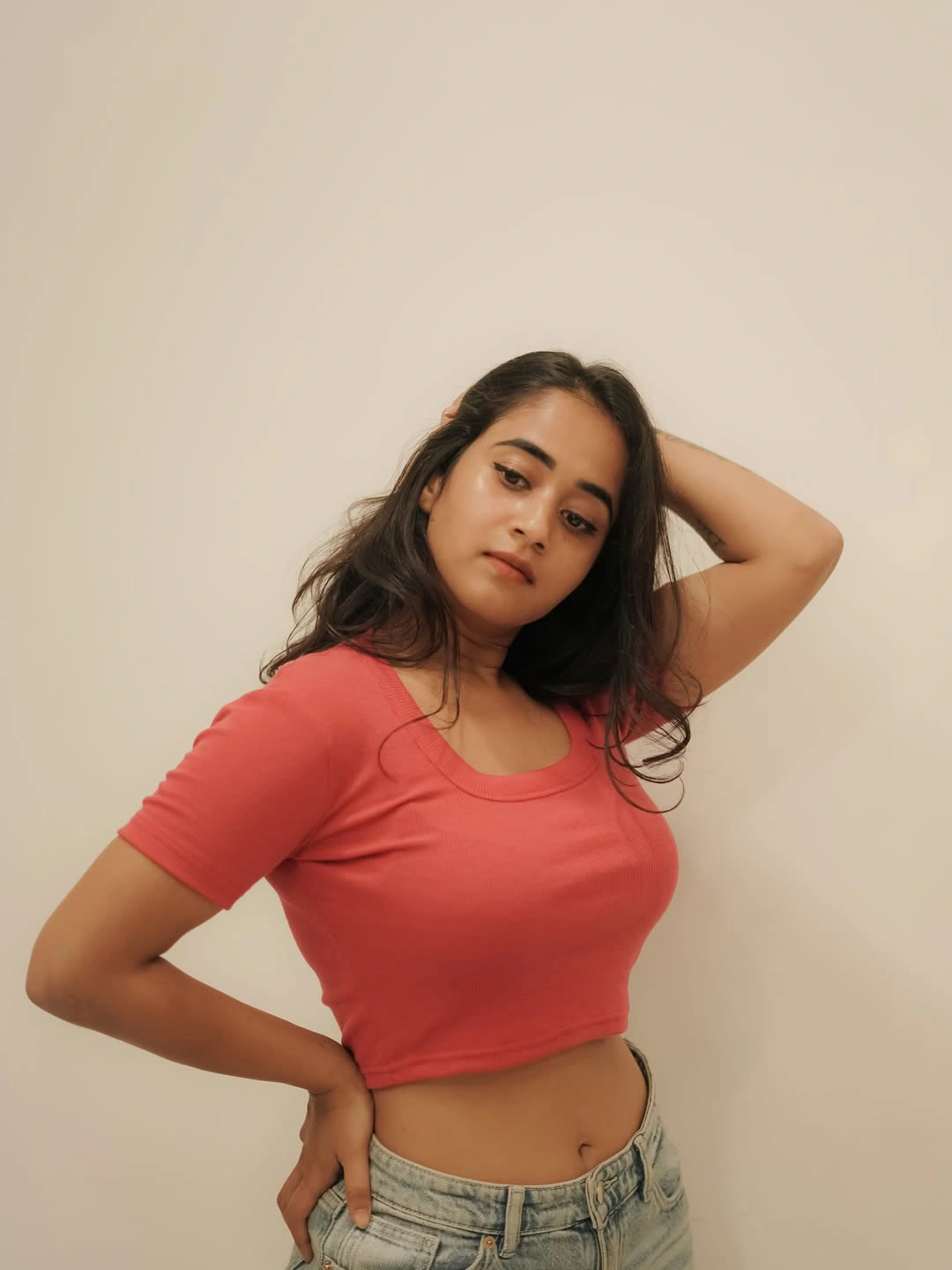 Deepthi Sunaina Shows Her Beauty