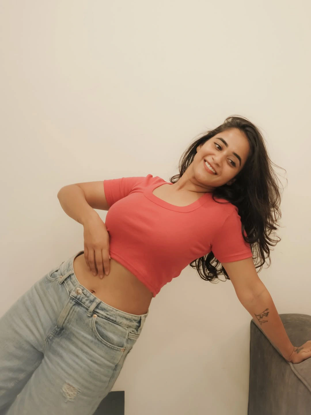 Deepthi Sunaina Shows Her Beauty