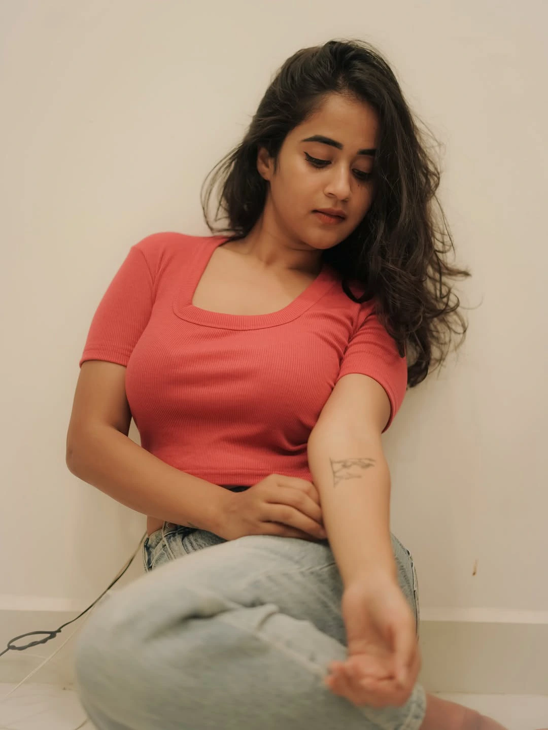 Deepthi Sunaina Shows Her Beauty