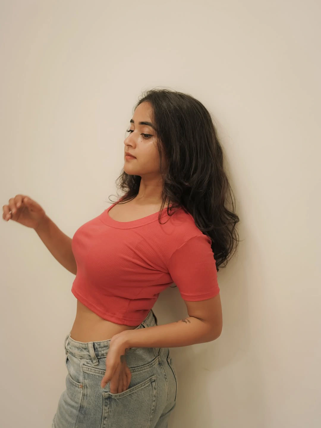 Deepthi Sunaina Shows Her Beauty