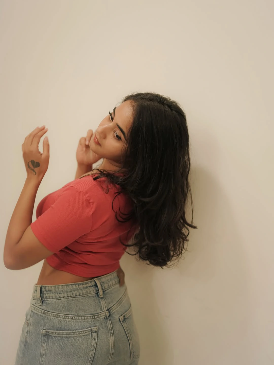 Deepthi Sunaina Shows Her Beauty