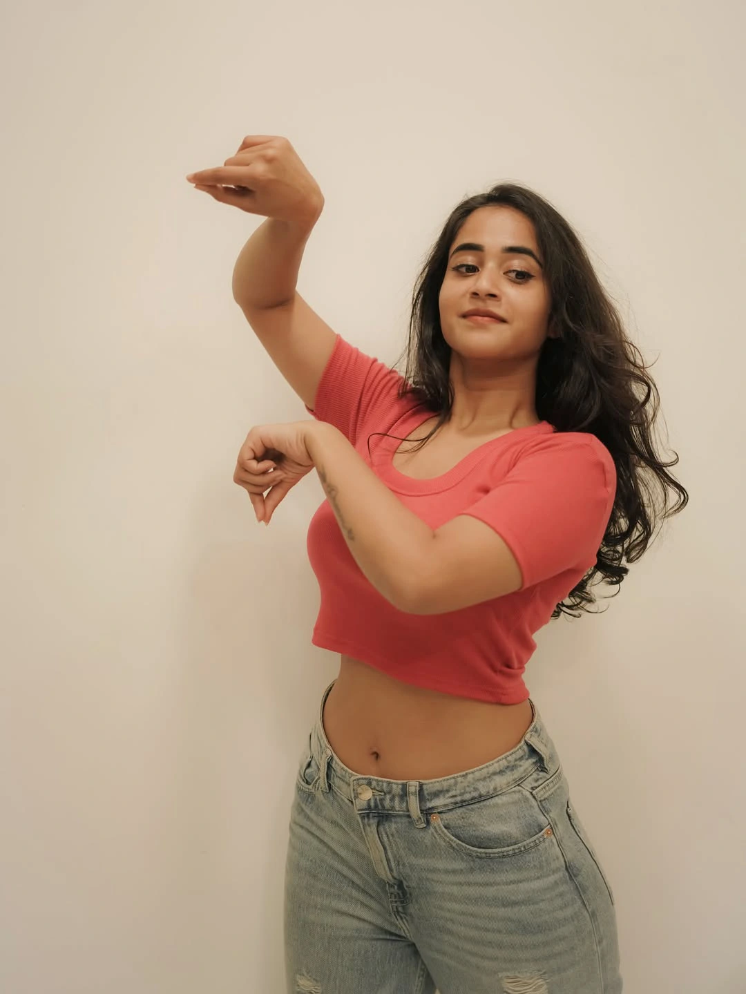 Deepthi Sunaina Shows Her Beauty