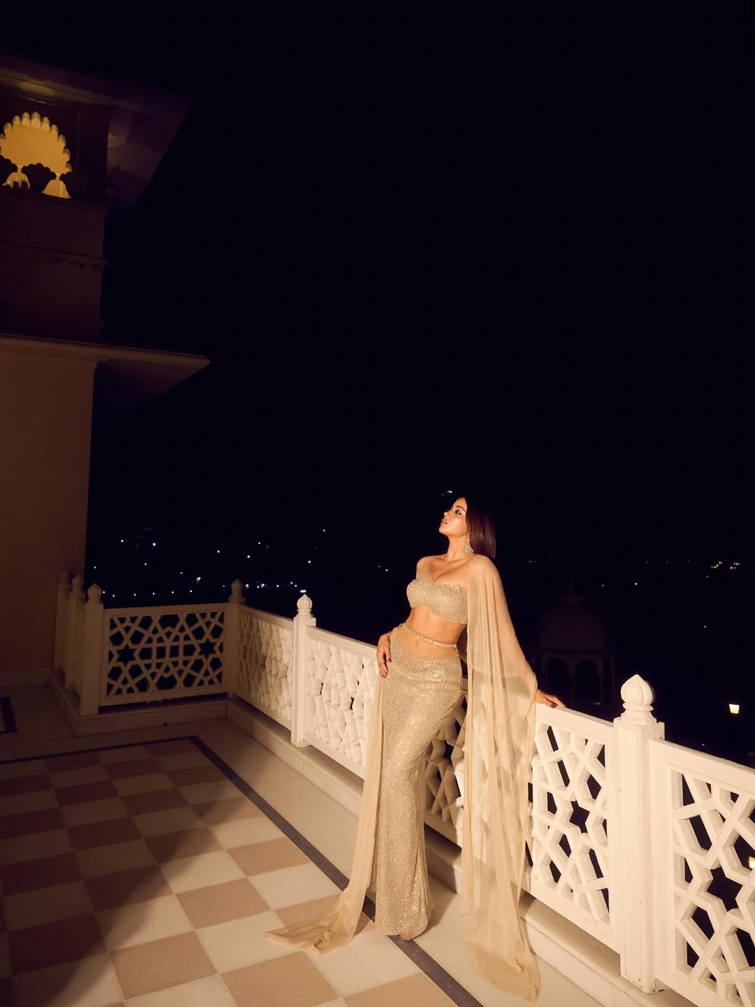 Janhvi Kapoor Shows her Beauty