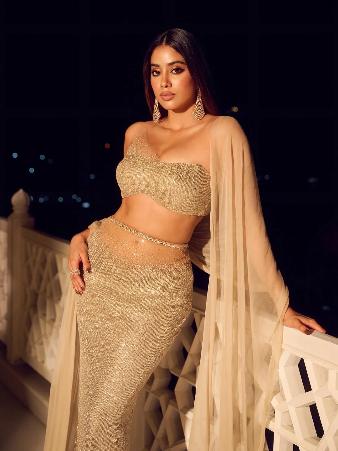 Janhvi Kapoor Shows her Beauty
