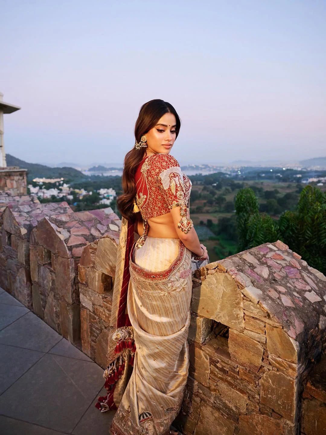 Janhvi Kapoor Shows her Beauty